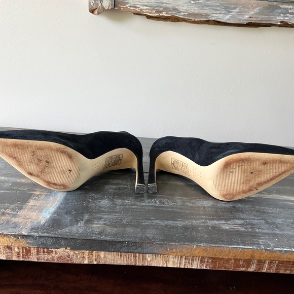 WHBM sz 8 Black, Suede Pumps with curved heel. Like new!!! - Picture 3 of 10